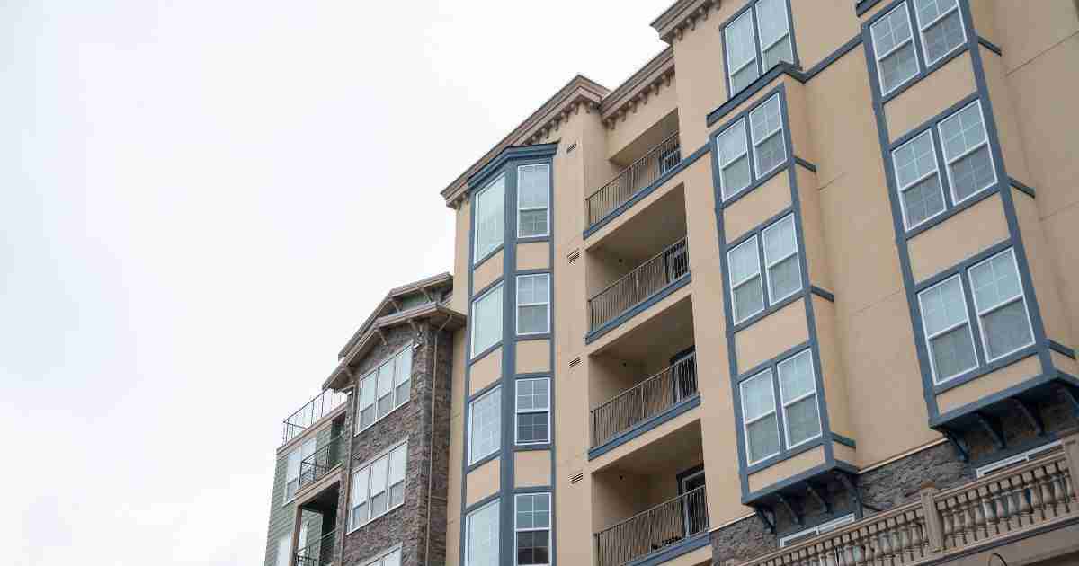 A Tacoma apartment complex for rent on a cloudy day